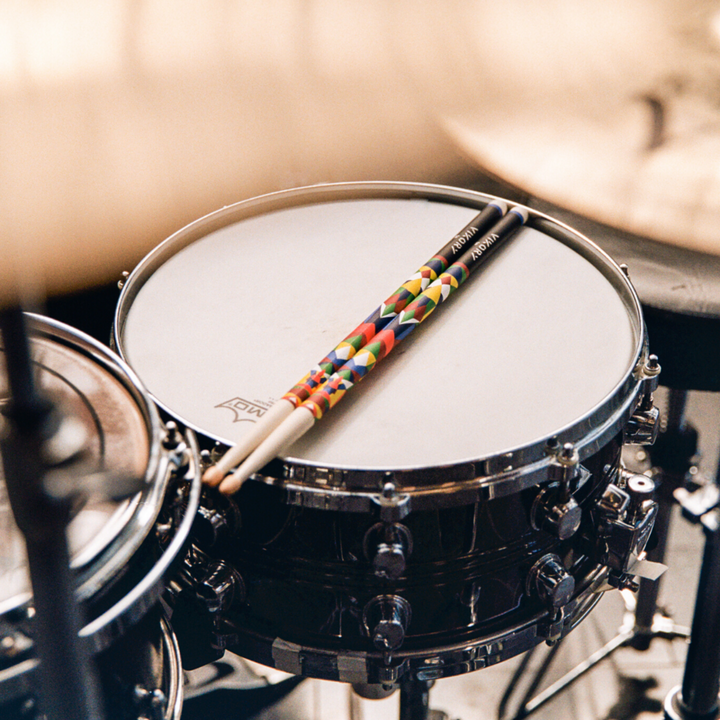 Baguettes de batterie Alebrije sur tambourg