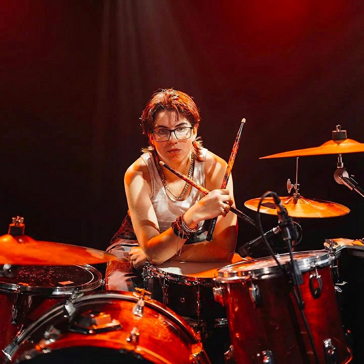 VIKORY "La qualité à chaque frappe"<br />
Batteuse avec une paire de baguettes de batterie stylées VIKORY